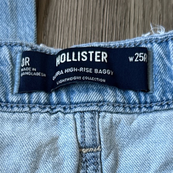 Hollister Ultra High-Rise Baggy Jeans
Size W25R Color Light Wash Denim - Picture 5 of 11